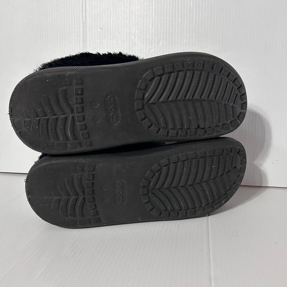 CROCS Black Fuzzy Lined Clogs - Picture 10 of 13